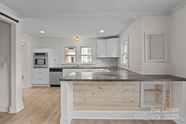 Building Photo - 765 N Church St