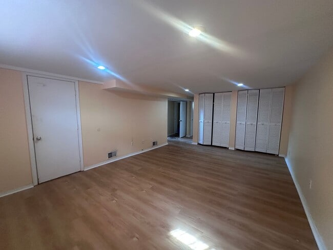 Building Photo - Hikes Point 3+ bedroom home with finished basement and garage