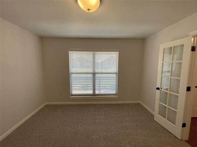 Building Photo - 413 Irish Ln