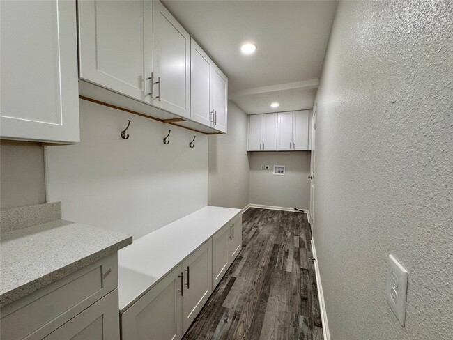 Building Photo - 5115 Hialeah Dr