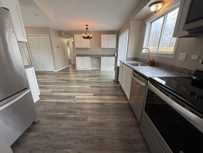 Building Photo - 1948 Henbert Rd