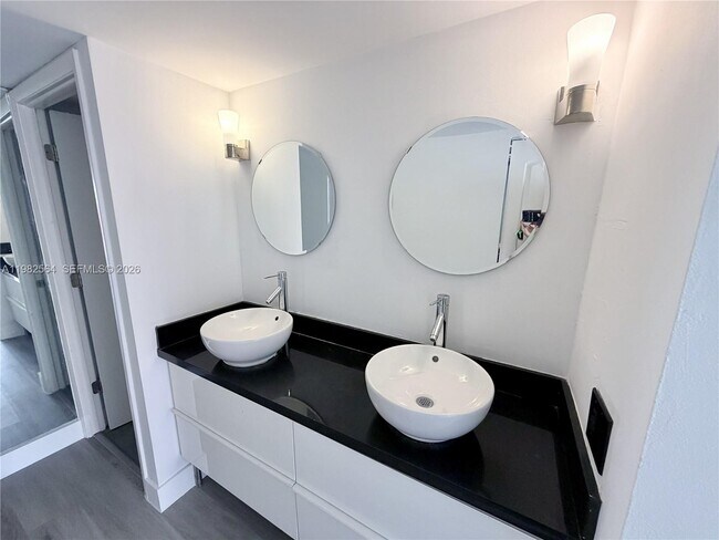 Building Photo - 1450 Brickell Bay Dr