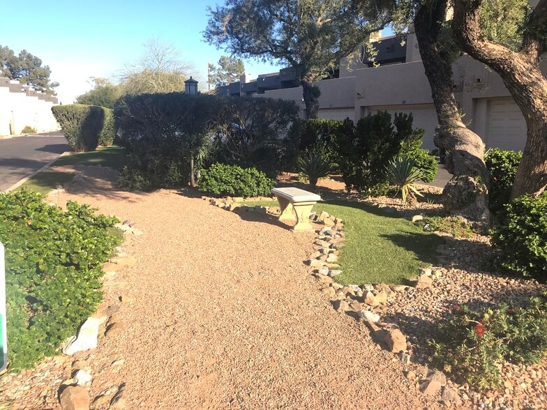 Park like setting to stroll to Greenbelt - 3030 N Hayden Rd