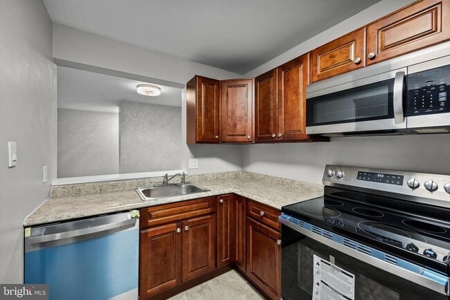 Building Photo - 25 S Church Rd