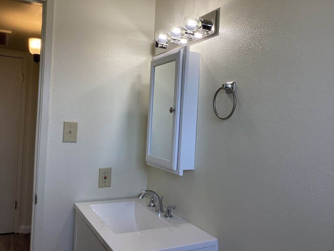 Building Photo - 1414 W Vassar Ave