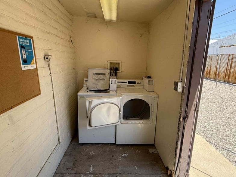 Building Photo - 2147 S Winstel Ave