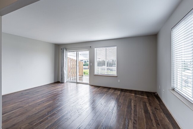 Building Photo - Wonderful Townhome in Browns Point with VIEWS!