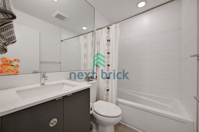 Building Photo - Spacious 3-Bedroom Townhouse in Seattle's Vibrant Heart – 2 Full Baths & 1508 Sq Ft of Comfort!