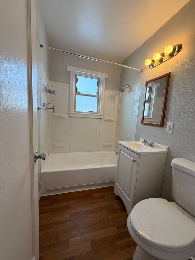 Building Photo - 2 Bed Apartment right next to Patty Jewett Golf Course