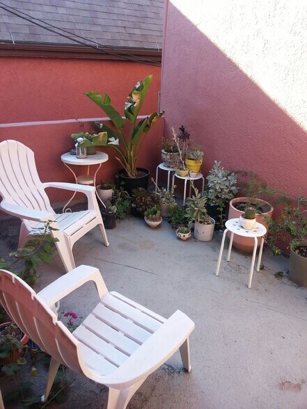 Building Photo - 3360 Descanso Dr