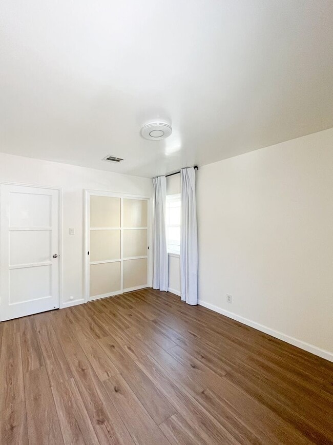 Building Photo - Charming Stand-Alone Home - 3BR/1BA with Parking