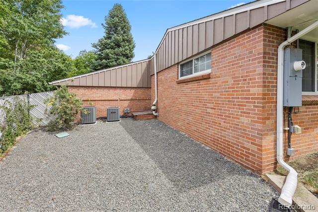 Building Photo - 281 Niagara St