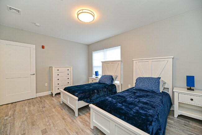 Building Photo - Gorgeous 2 bedroom very spacious condo at ...