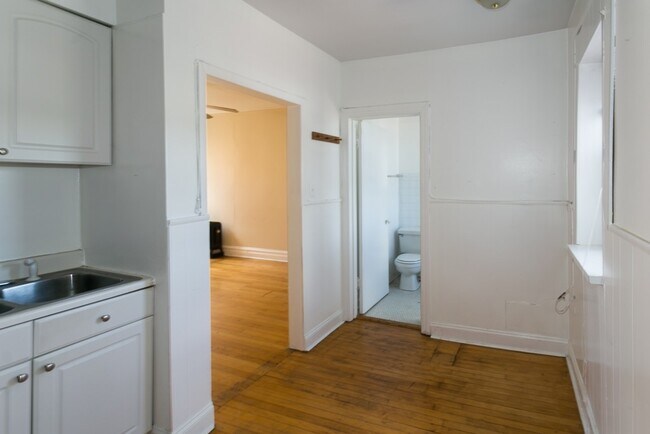 Building Photo - 4409 N Kenneth Ave