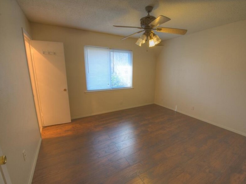 Building Photo - 801 Canyon Ridge Dr