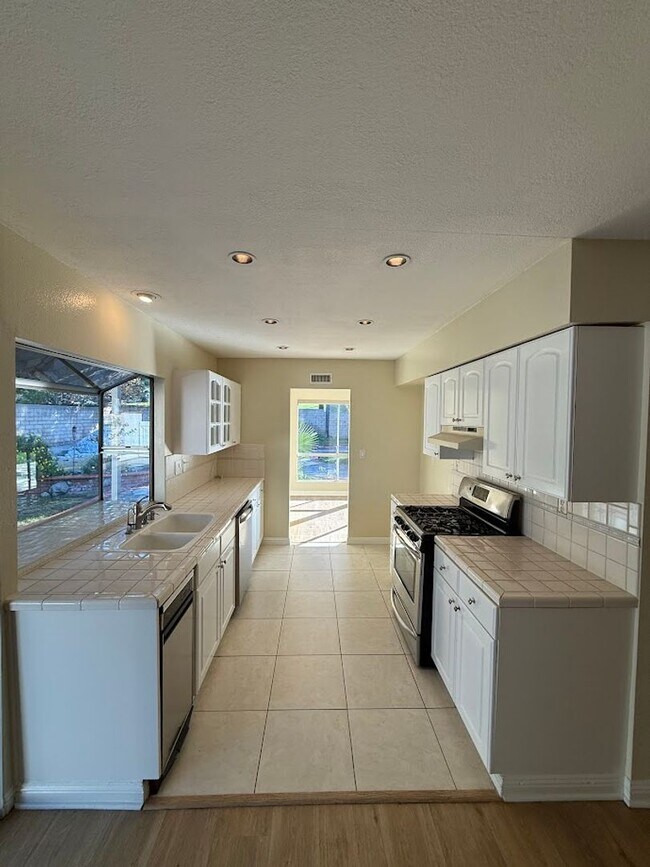 Building Photo - Beautiful 3 Bedroom 2 Bathroom West Hills Home! Great Location! Ready for Move-In!