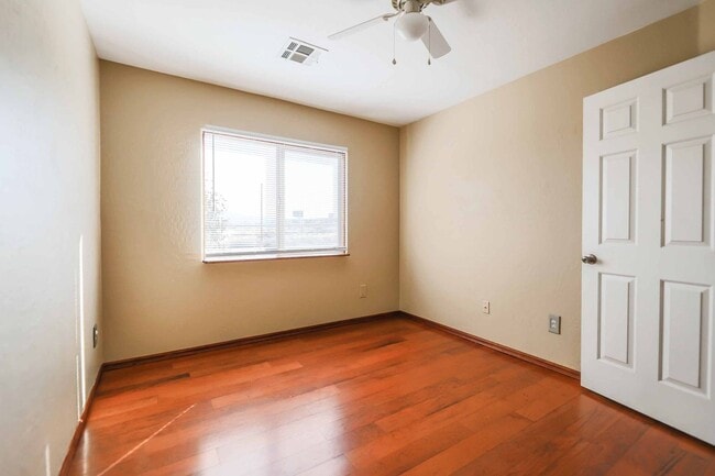 Building Photo - 3 BEDROOM HOME!
