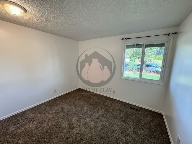 Building Photo - Move in ready South Salem Home!