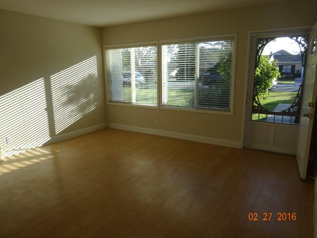 Building Photo - 382 La Perle Pl