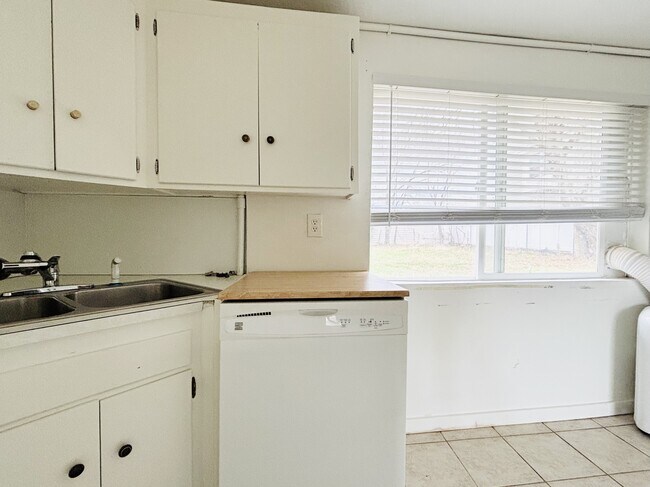 Building Photo - 13413 Minuteman Dr