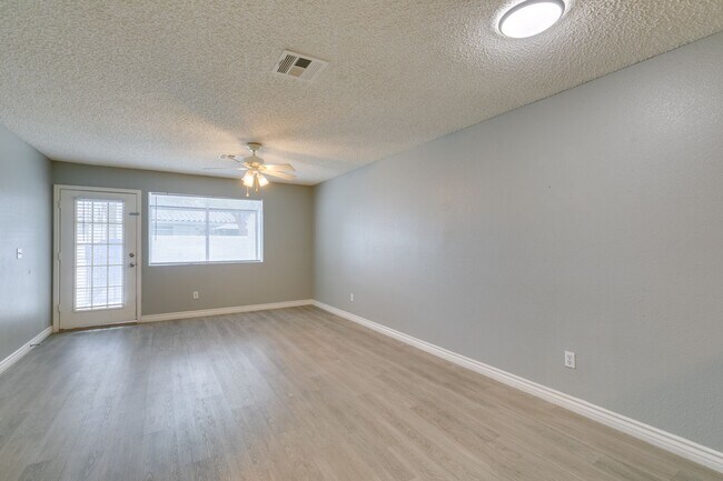Building Photo - 2117 Willowbury Dr