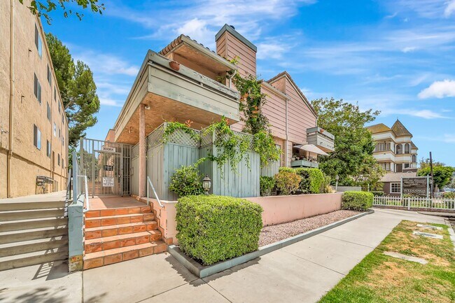 Building Photo - 4424 Coldwater Canyon Ave