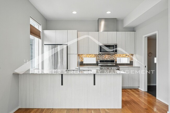 Building Photo - Spacious Home with Washer/Dryer and Mountain Views