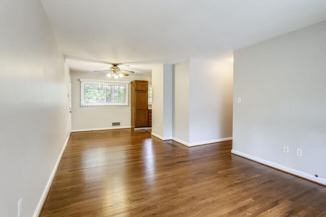 Building Photo - Updated and Ready for Move In