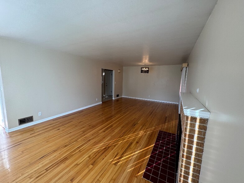 Building Photo - 825 E 35th Ave