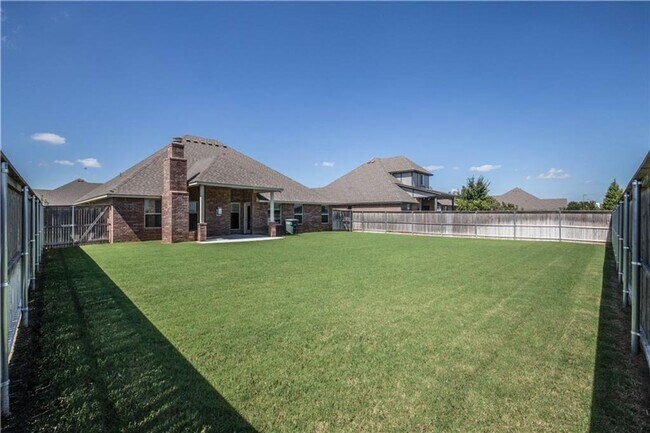 Building Photo - 4 Bedroom Home with Upstairs Bonus room in Edmond