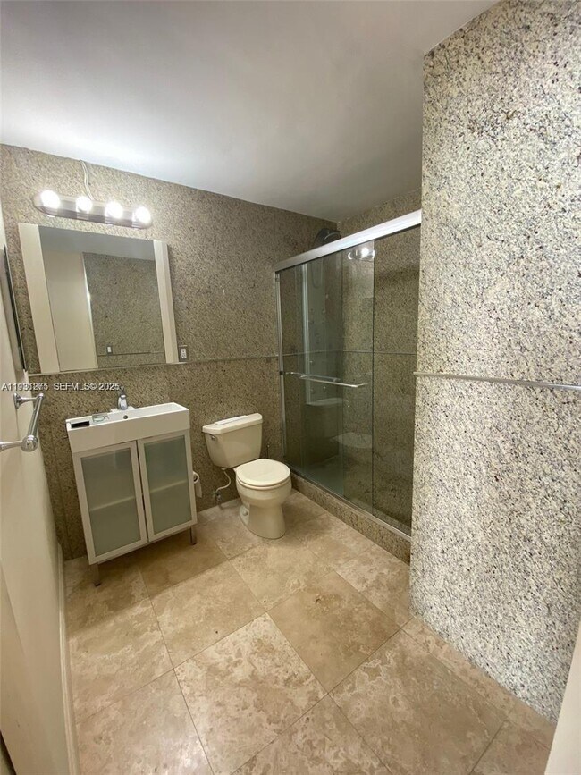 Building Photo - 1228 West Ave