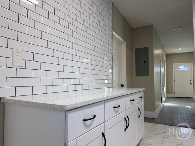 Building Photo - 728 W 39th St