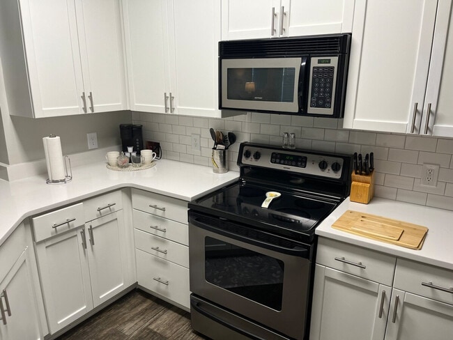 Building Photo - 8601 Lenten Rose Ct