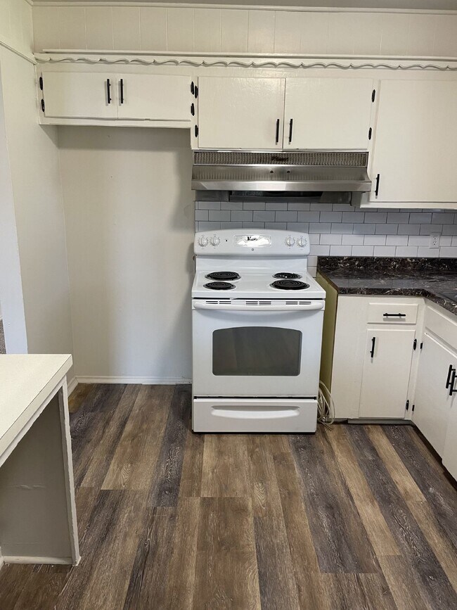 Building Photo - 3 Bedroom in Bethany