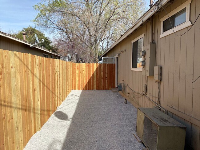 Building Photo - Reno Duplex - 1 Pet Friendly, Garage, Dishwasher, Washer/Dryer Hookups, Central A/C