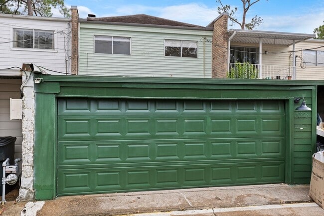 Building Photo - 10728 Briar Forest Dr