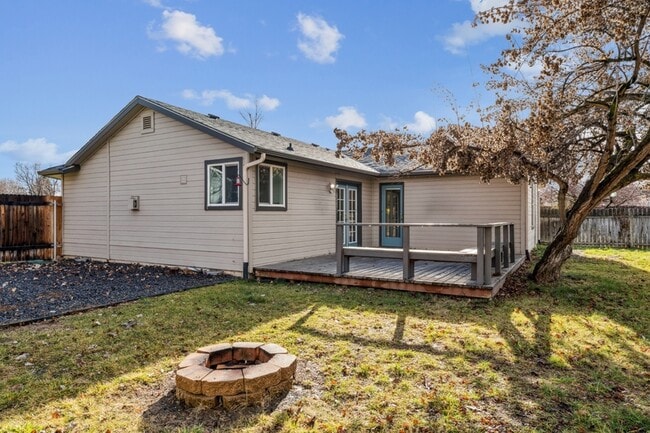 Building Photo - 2036 E Oakridge Ct