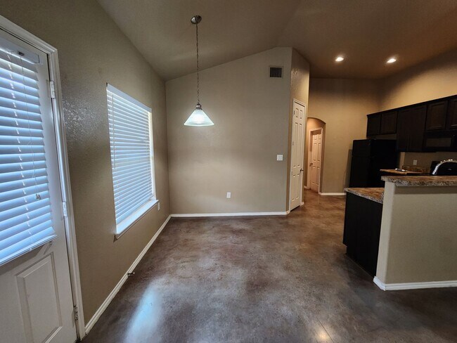 Building Photo - 3/2/1 Duplex w/ Stained Concrete Floors Th...