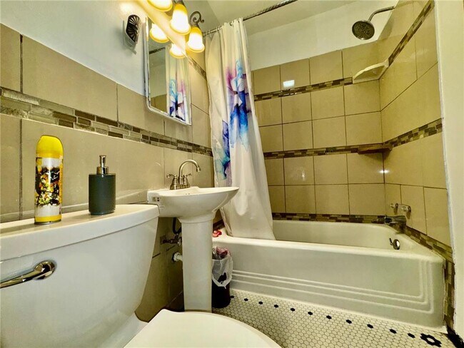 Building Photo - 1464 W Minnehaha Ave