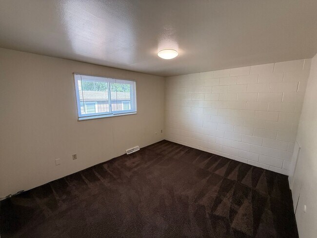 Building Photo - 105 W Northwood Ave