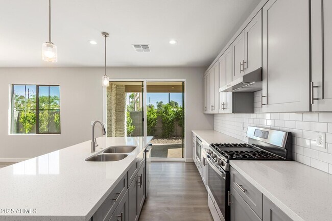 Building Photo - 1531 W Sierra Vista Dr