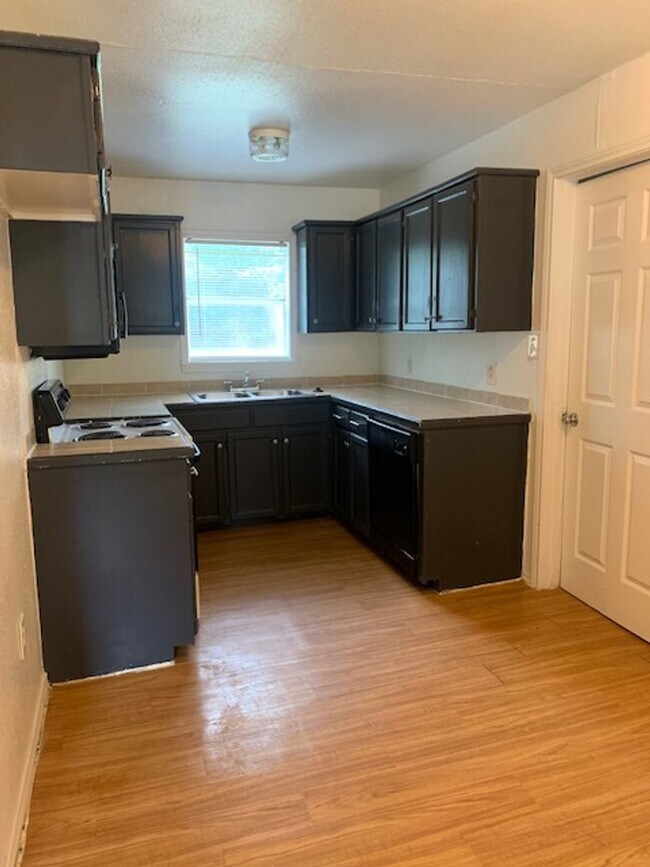 Building Photo - Two bedroom or one bedroom with office