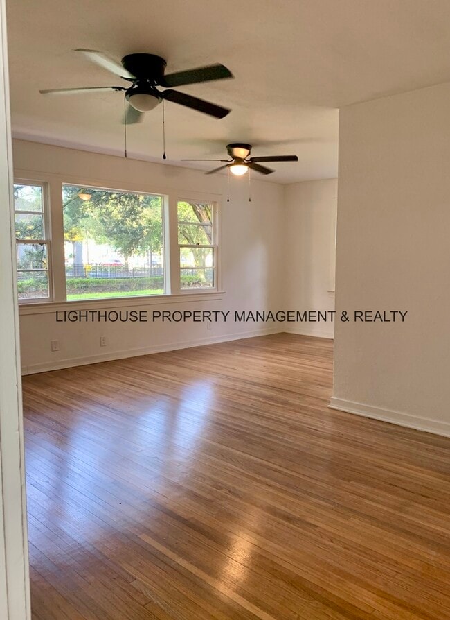 Building Photo - Renovated 2 Bed/2 Bath Home! Fantastic Loc...
