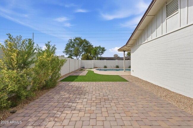 Building Photo - 8355 E Stella Ln