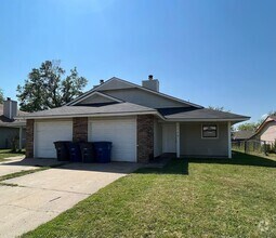 Building Photo - 3 Bedroom duplex!!