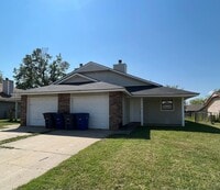 Building Photo - 3 Bedroom duplex!!