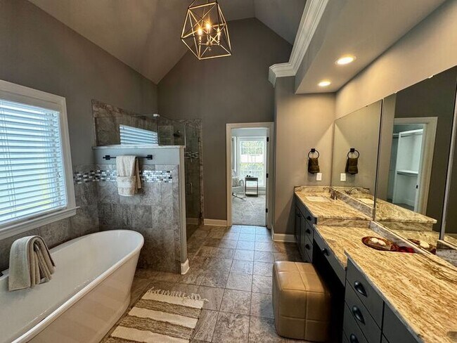 Building Photo - Spacious and luxurious with bonus room
