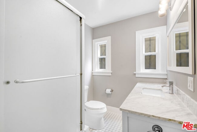 Building Photo - 942 Croft Ave