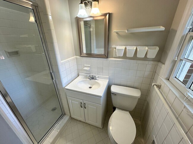 Building Photo - Myers Park 3 Bedrooms 2 Bathroom Duplex!