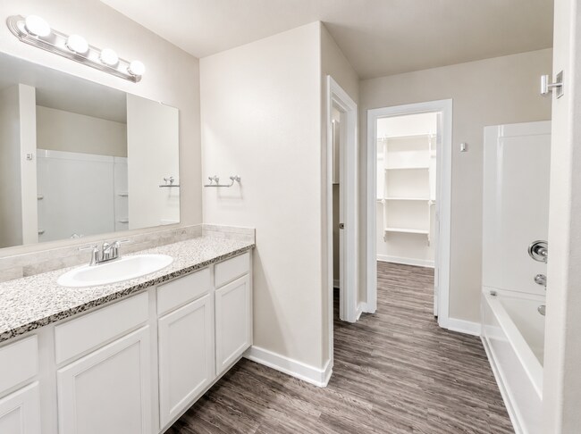 Building Photo - Available JUNE 15TH: Stylish & Spacious Home Perfect for Families